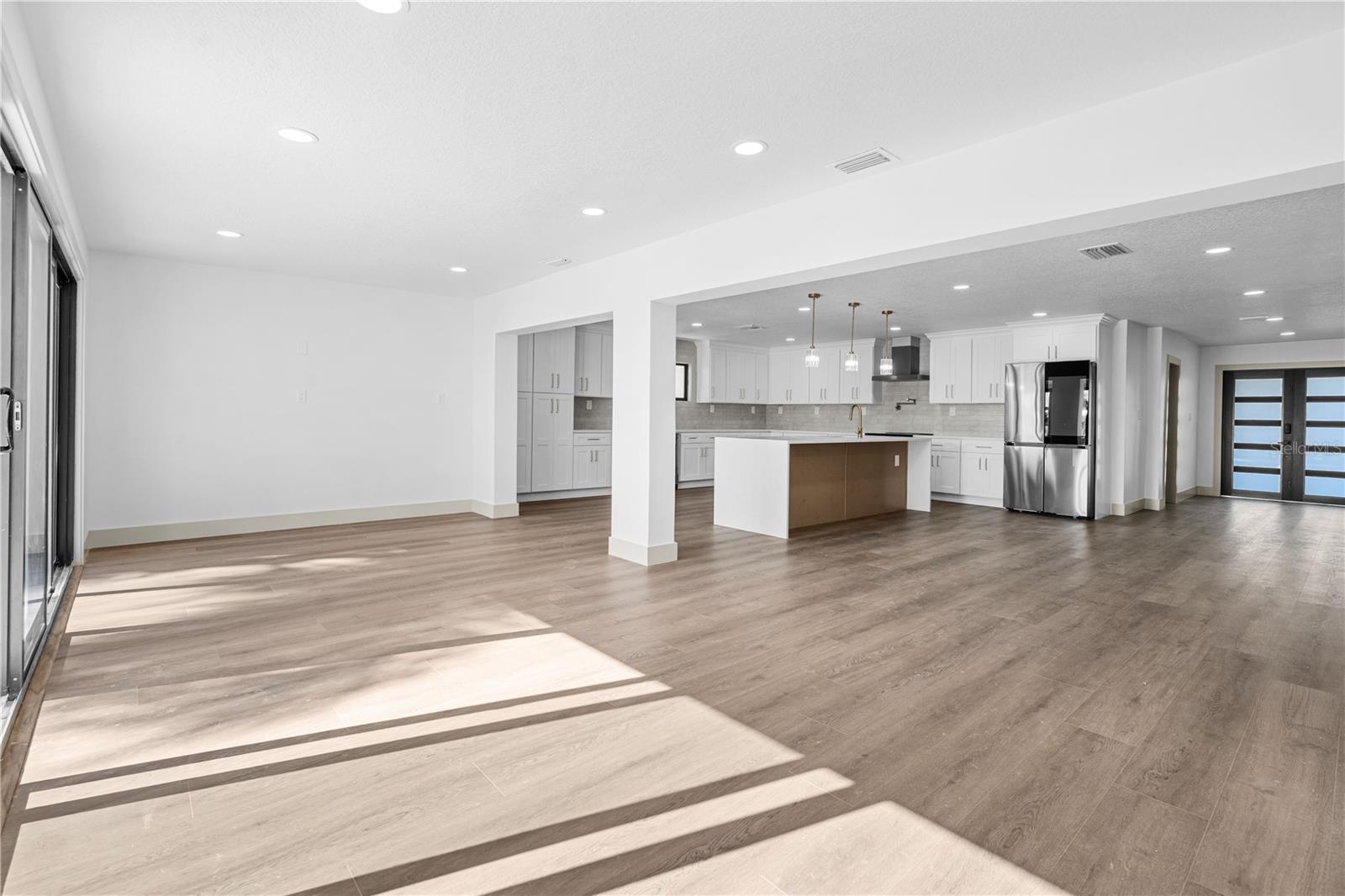 Listing photo id 8 for 567 Baywood Drive S