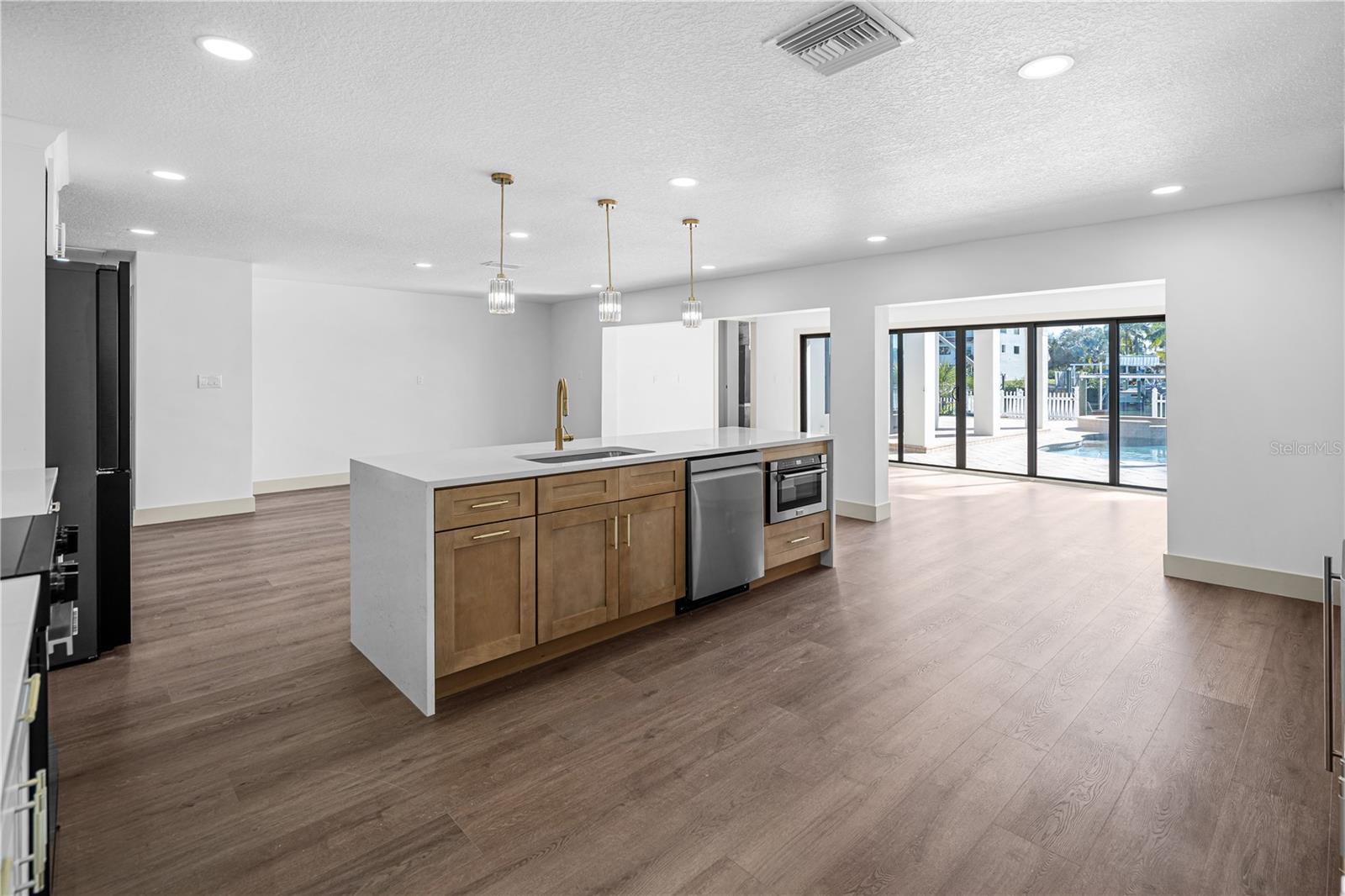 Listing photo id 10 for 567 Baywood Drive S