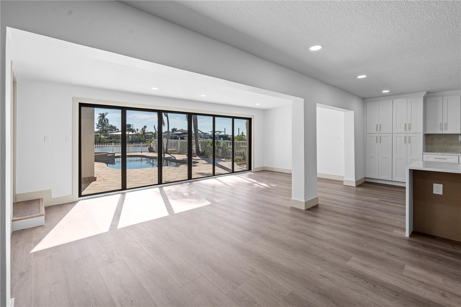 Listing photo id 11 for 567 Baywood Drive S