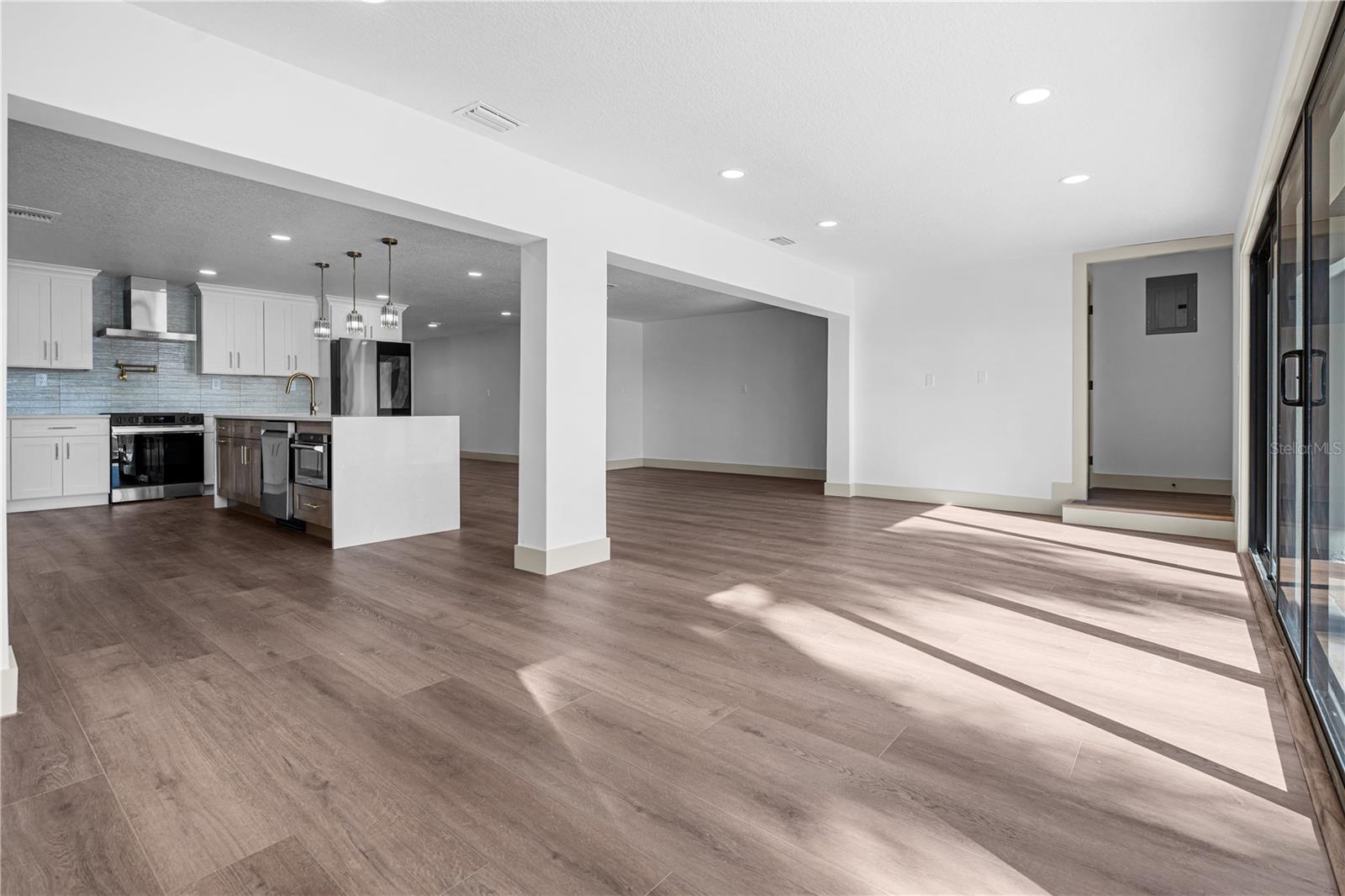 Listing photo id 12 for 567 Baywood Drive S