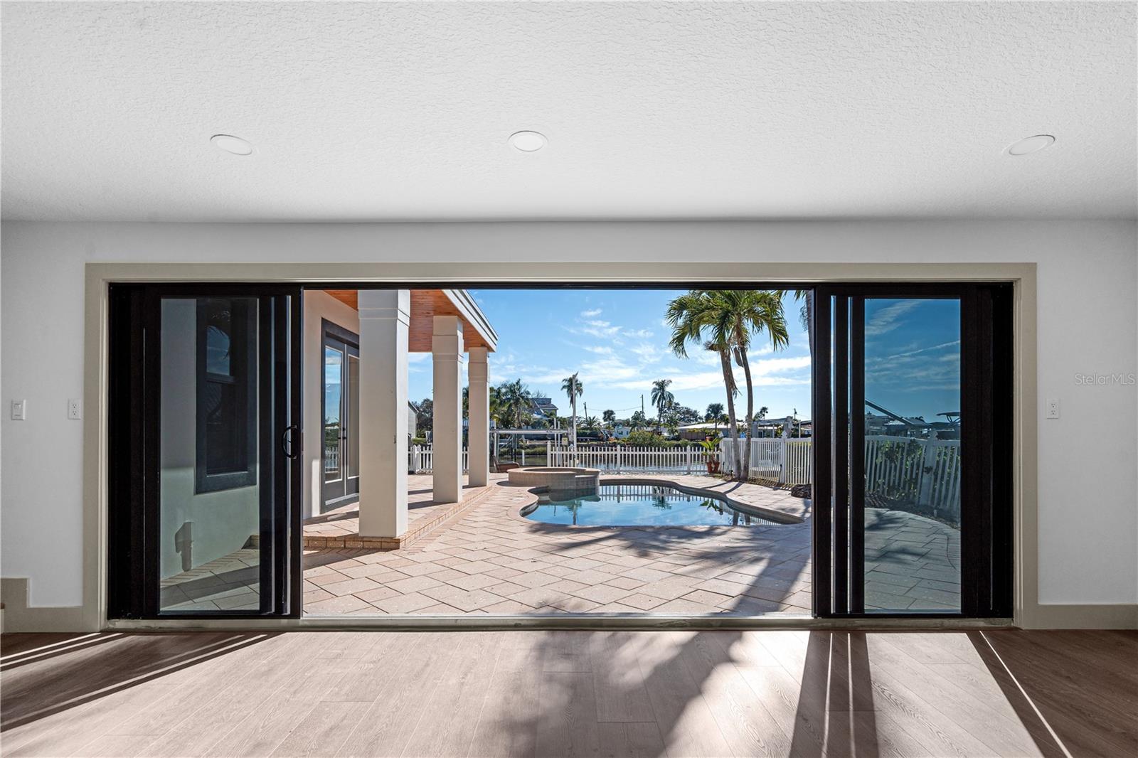 Listing photo id 13 for 567 Baywood Drive S