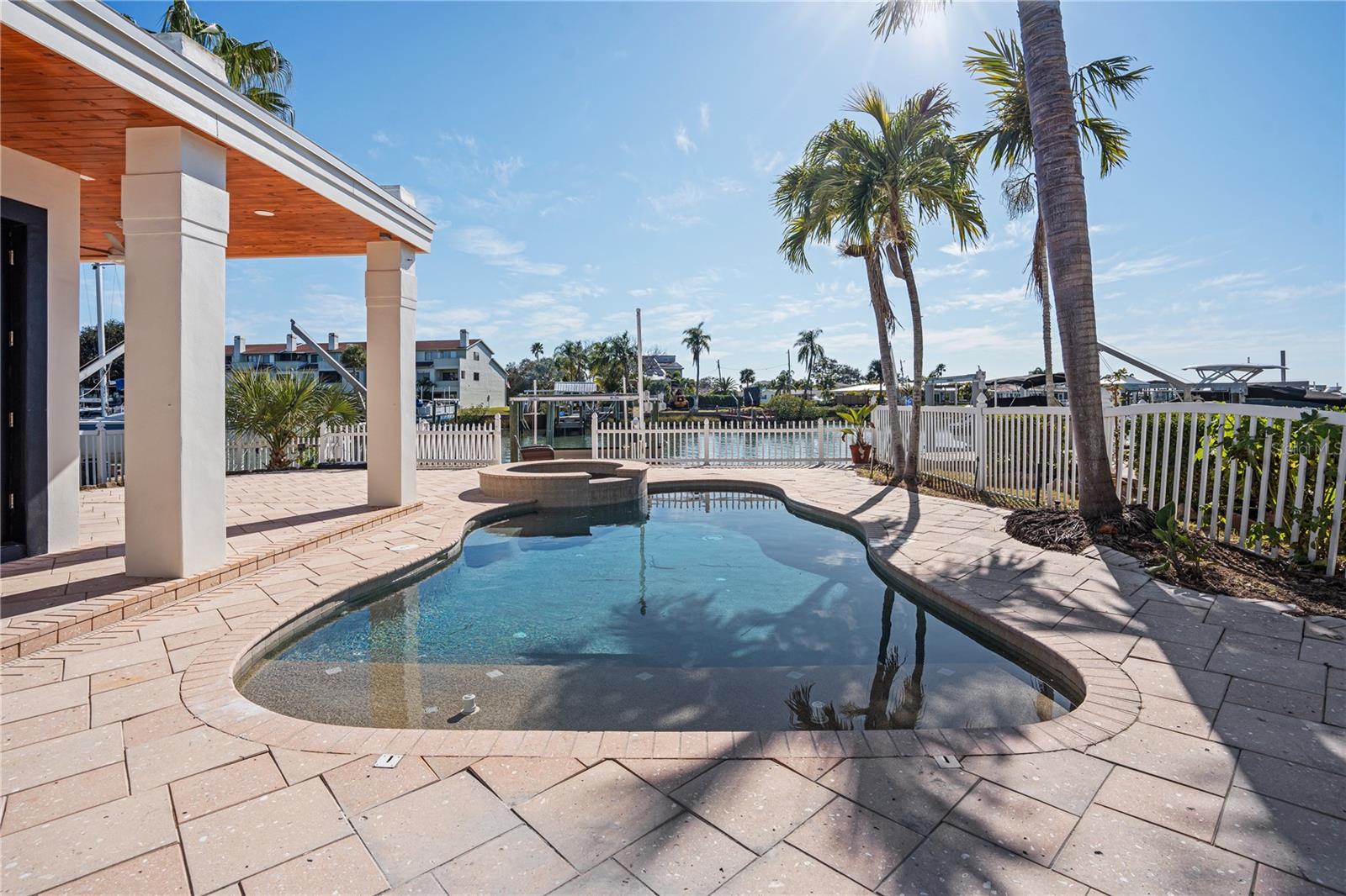 Listing photo id 14 for 567 Baywood Drive S