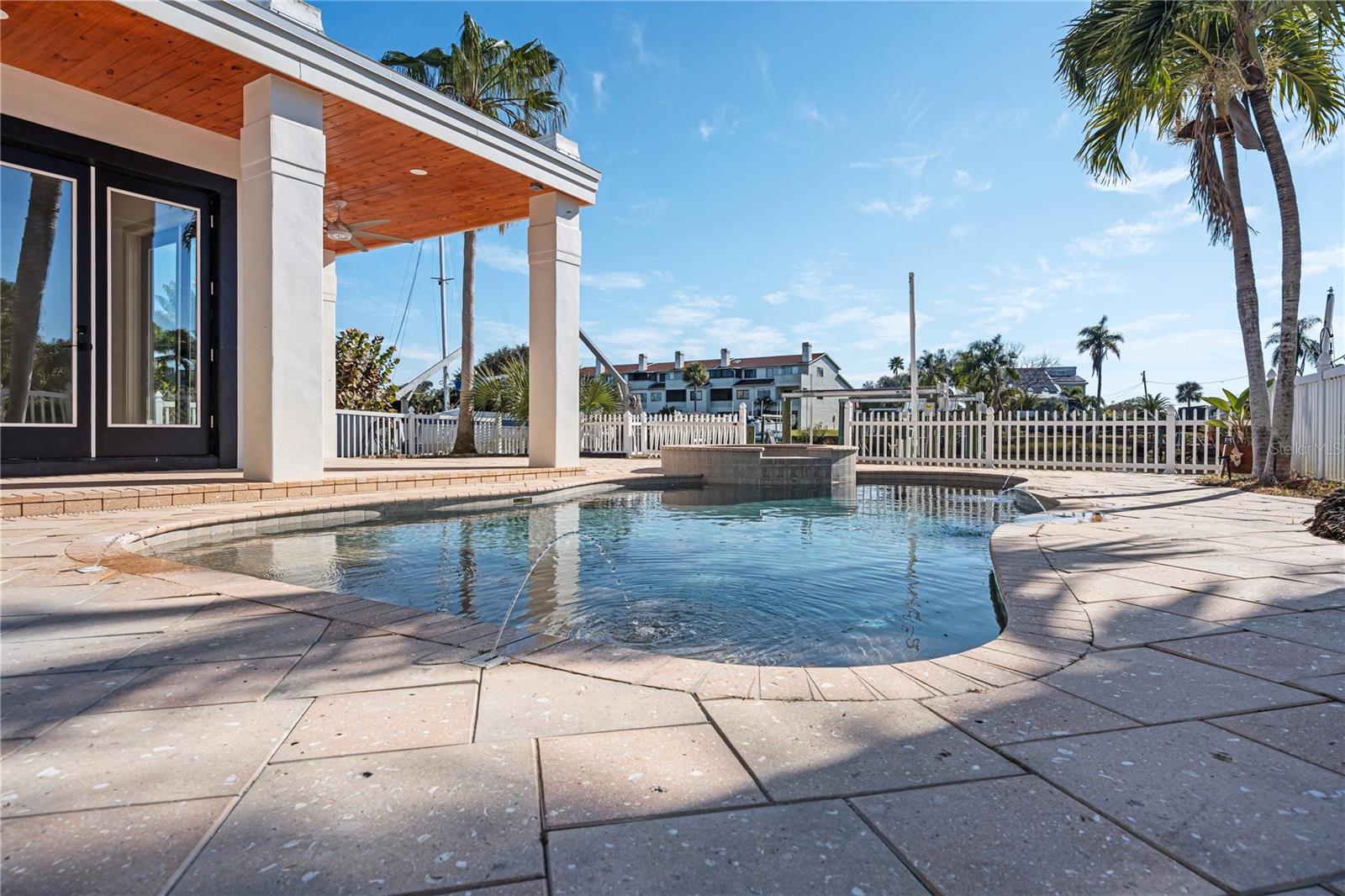 Listing photo id 15 for 567 Baywood Drive S