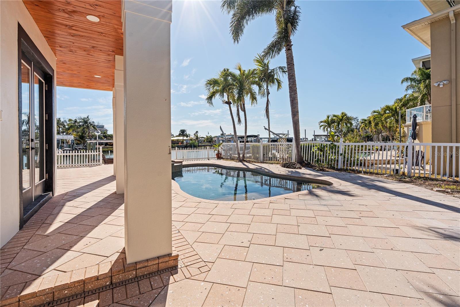 Listing photo id 16 for 567 Baywood Drive S