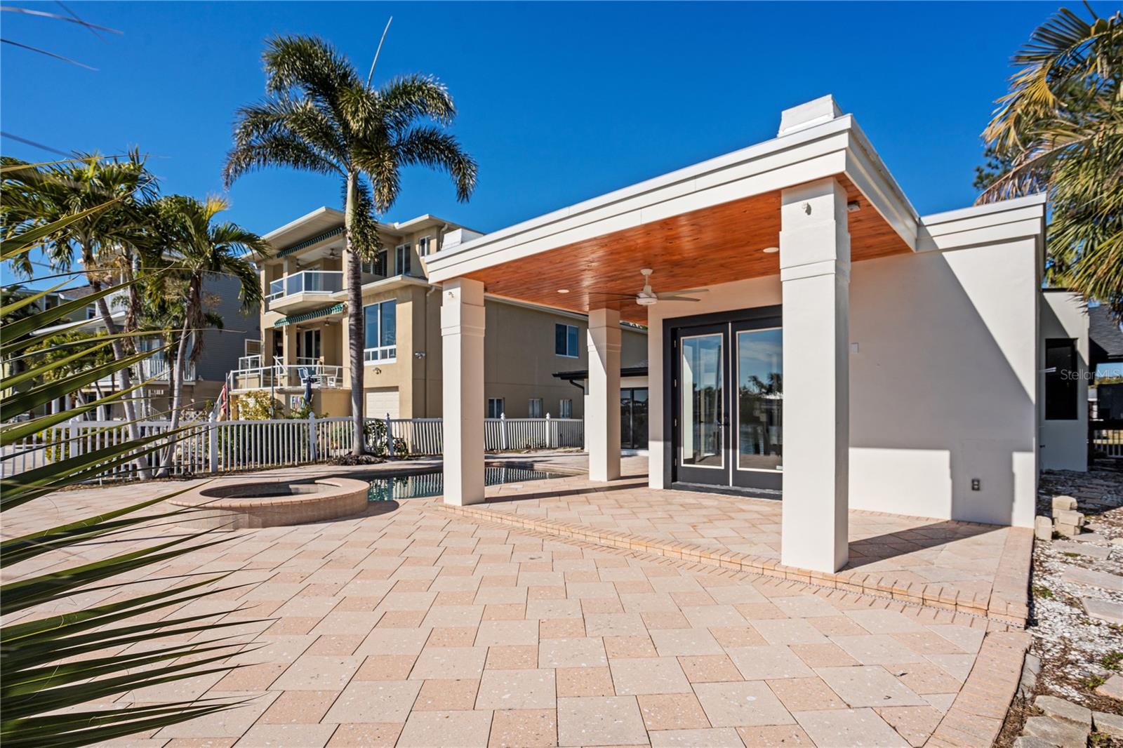 Listing photo id 20 for 567 Baywood Drive S