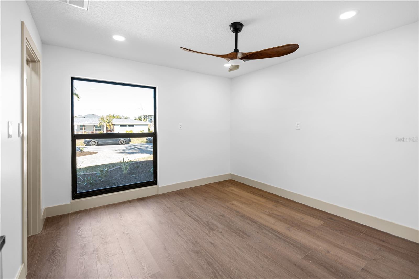 Listing photo id 24 for 567 Baywood Drive S