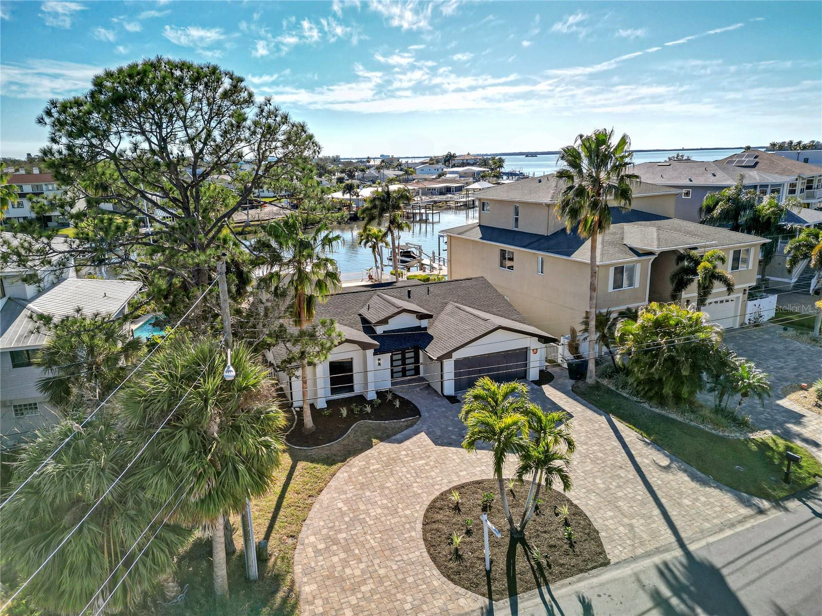 Listing photo id 1 for 567 Baywood Drive S