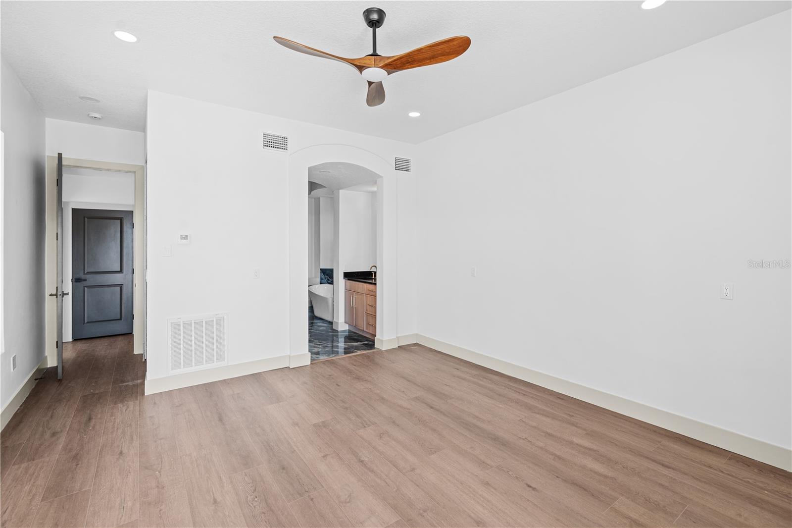 Listing photo id 29 for 567 Baywood Drive S