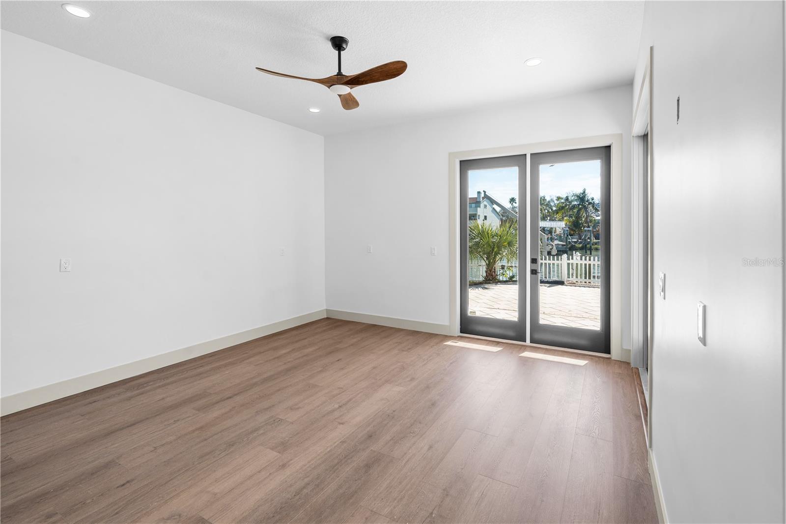 Listing photo id 30 for 567 Baywood Drive S