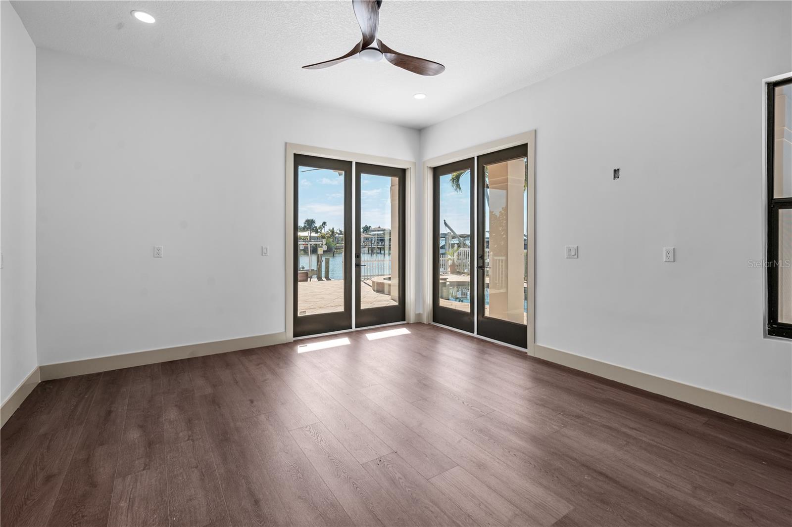 Listing photo id 31 for 567 Baywood Drive S