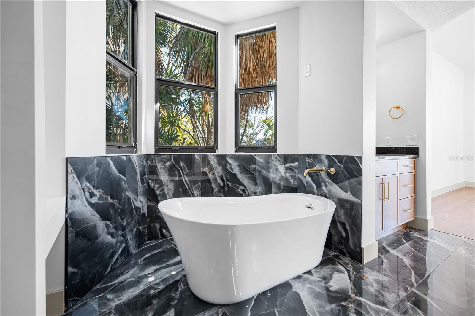 Listing photo id 33 for 567 Baywood Drive S