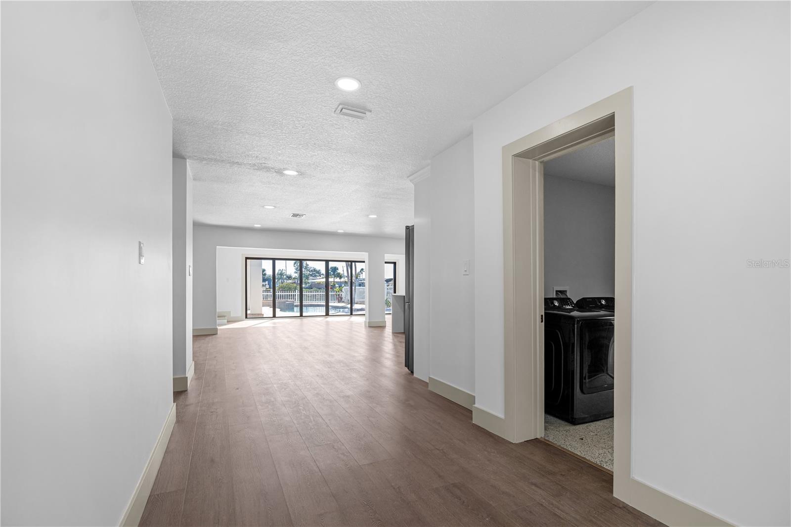 Listing photo id 3 for 567 Baywood Drive S