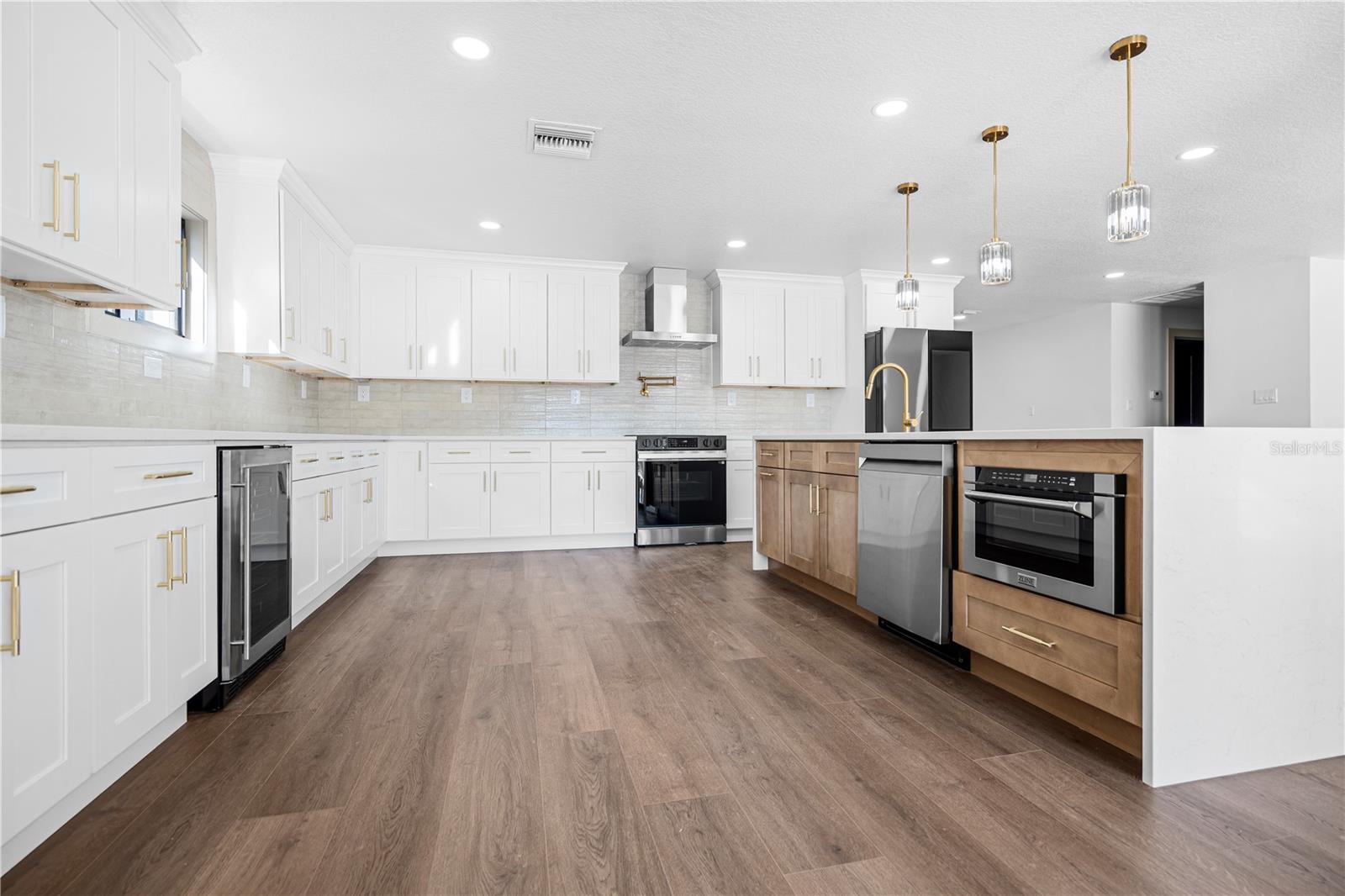 Listing photo id 5 for 567 Baywood Drive S