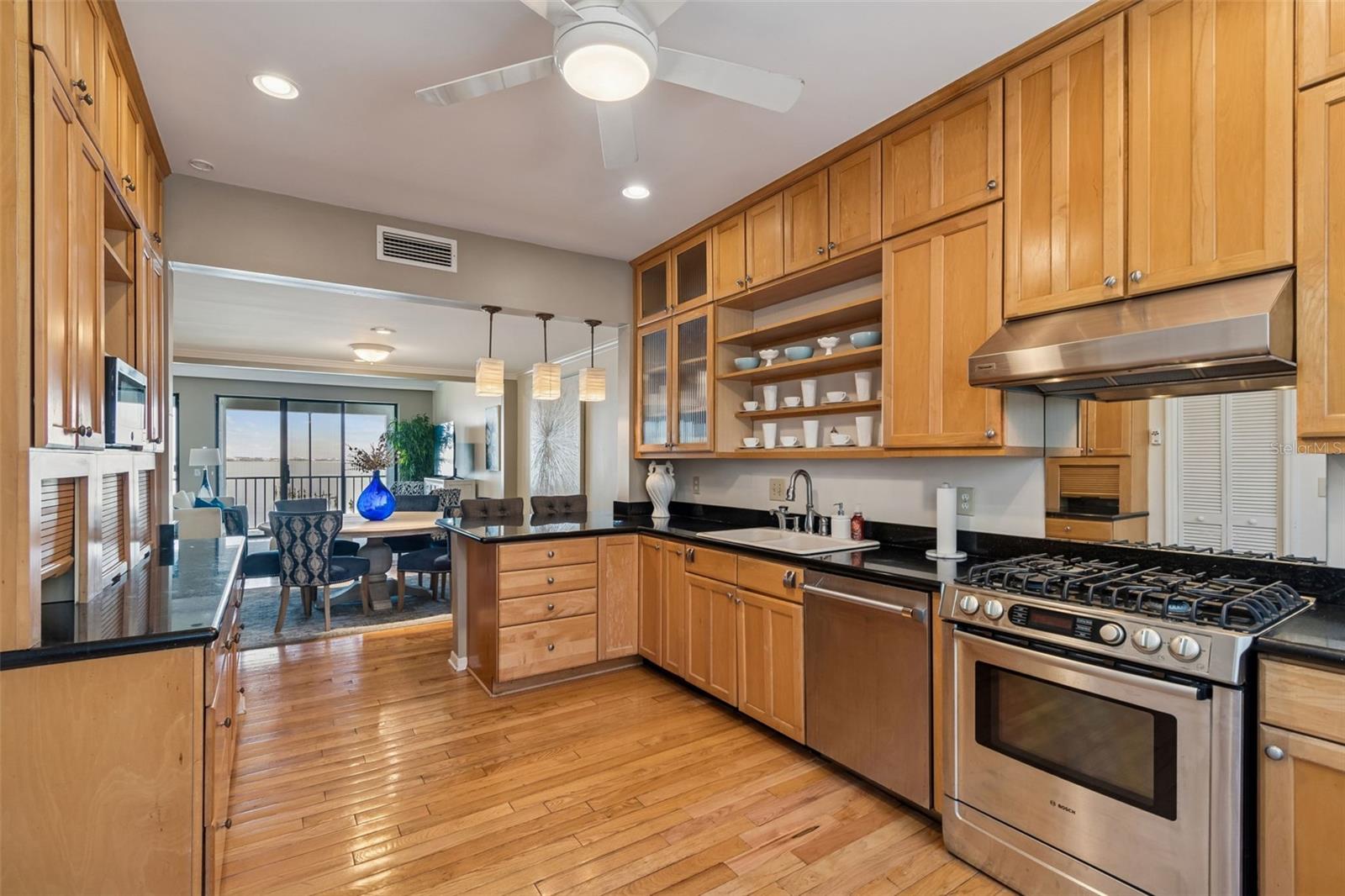 Image 30 of 51 For 5010 Bayshore Boulevard 9