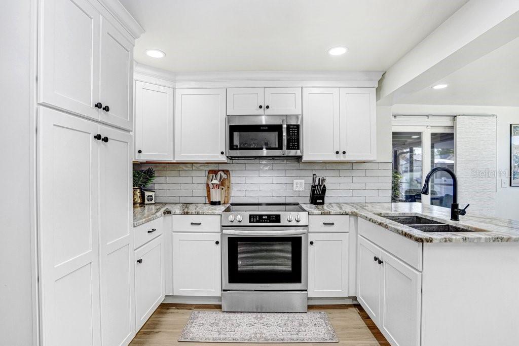 Listing photo id 8 for 1812 Crawford Street