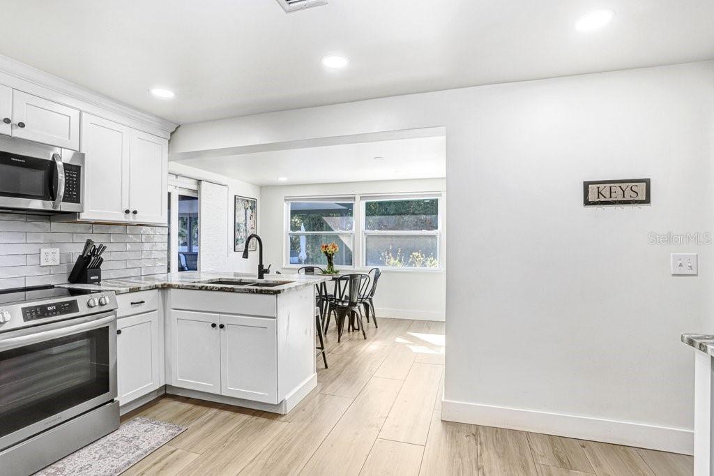 Listing photo id 12 for 1812 Crawford Street