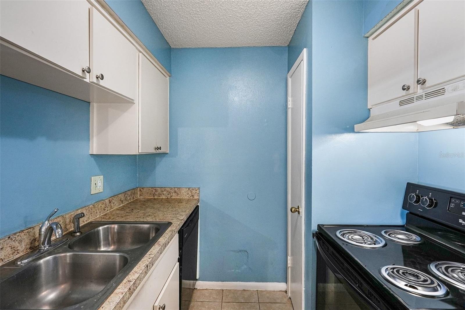 Image 13 of 33 For 550 Golden Raintree Place 550