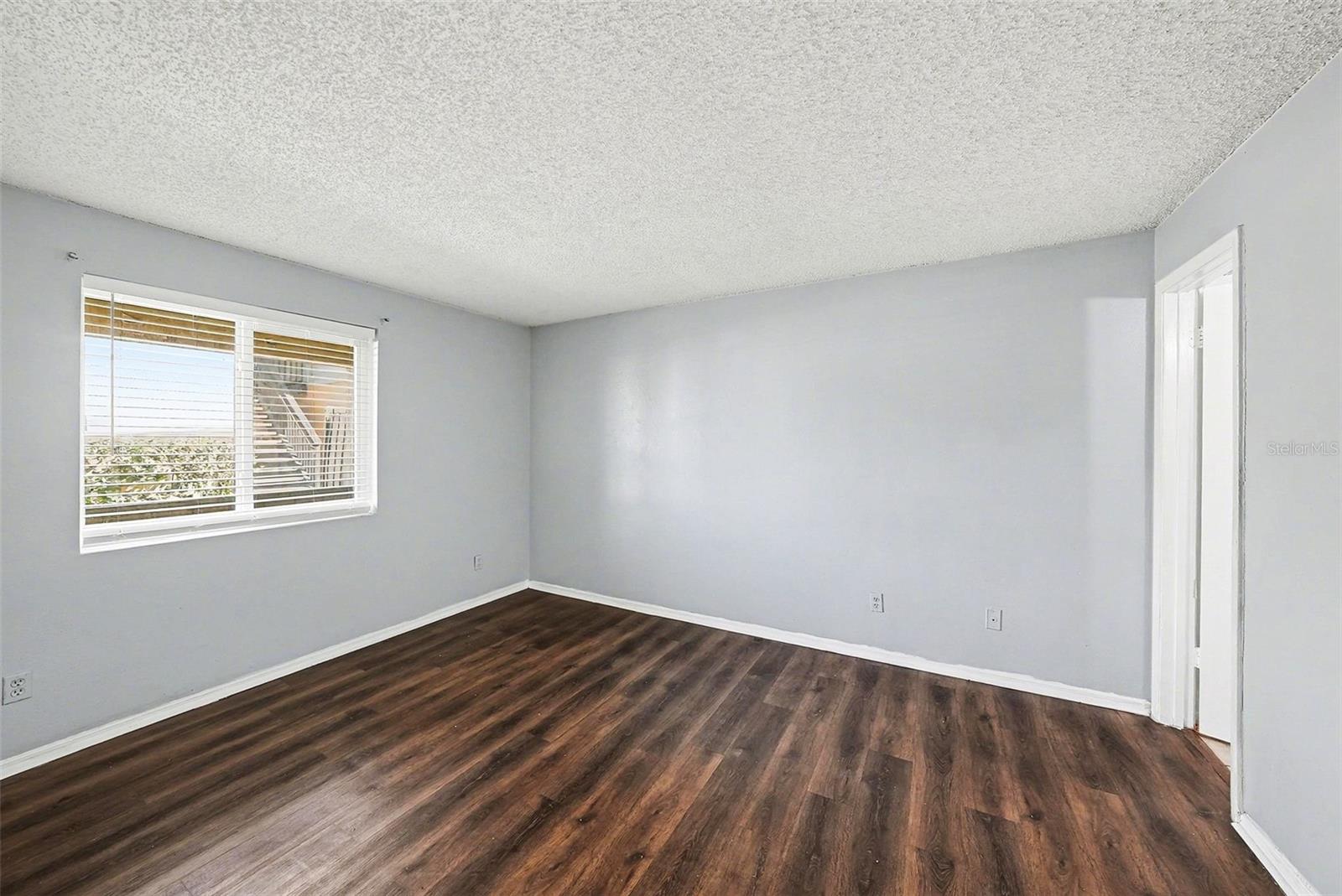 Image 16 of 33 For 550 Golden Raintree Place 550