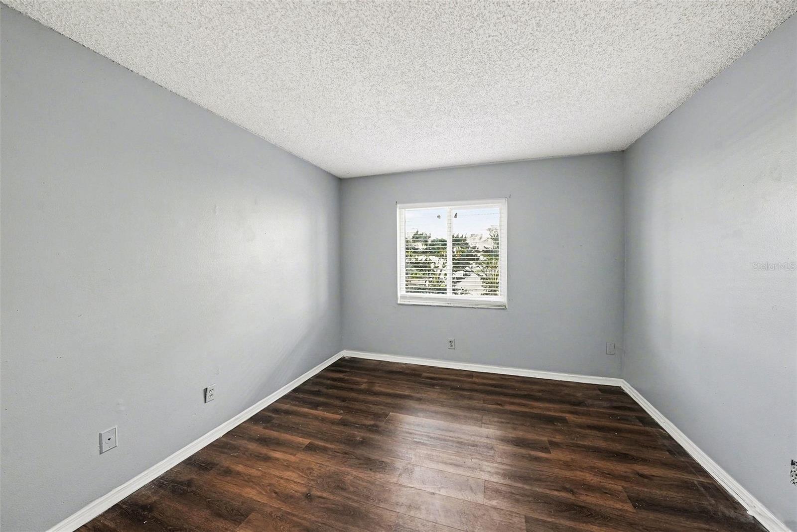 Image 21 of 33 For 550 Golden Raintree Place 550