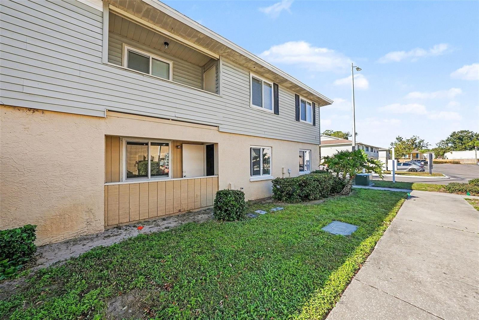 Image 5 of 33 For 550 Golden Raintree Place 550