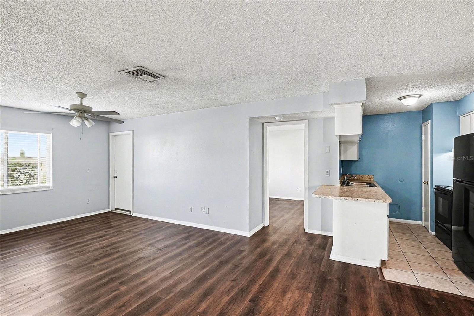 Image 7 of 33 For 550 Golden Raintree Place 550