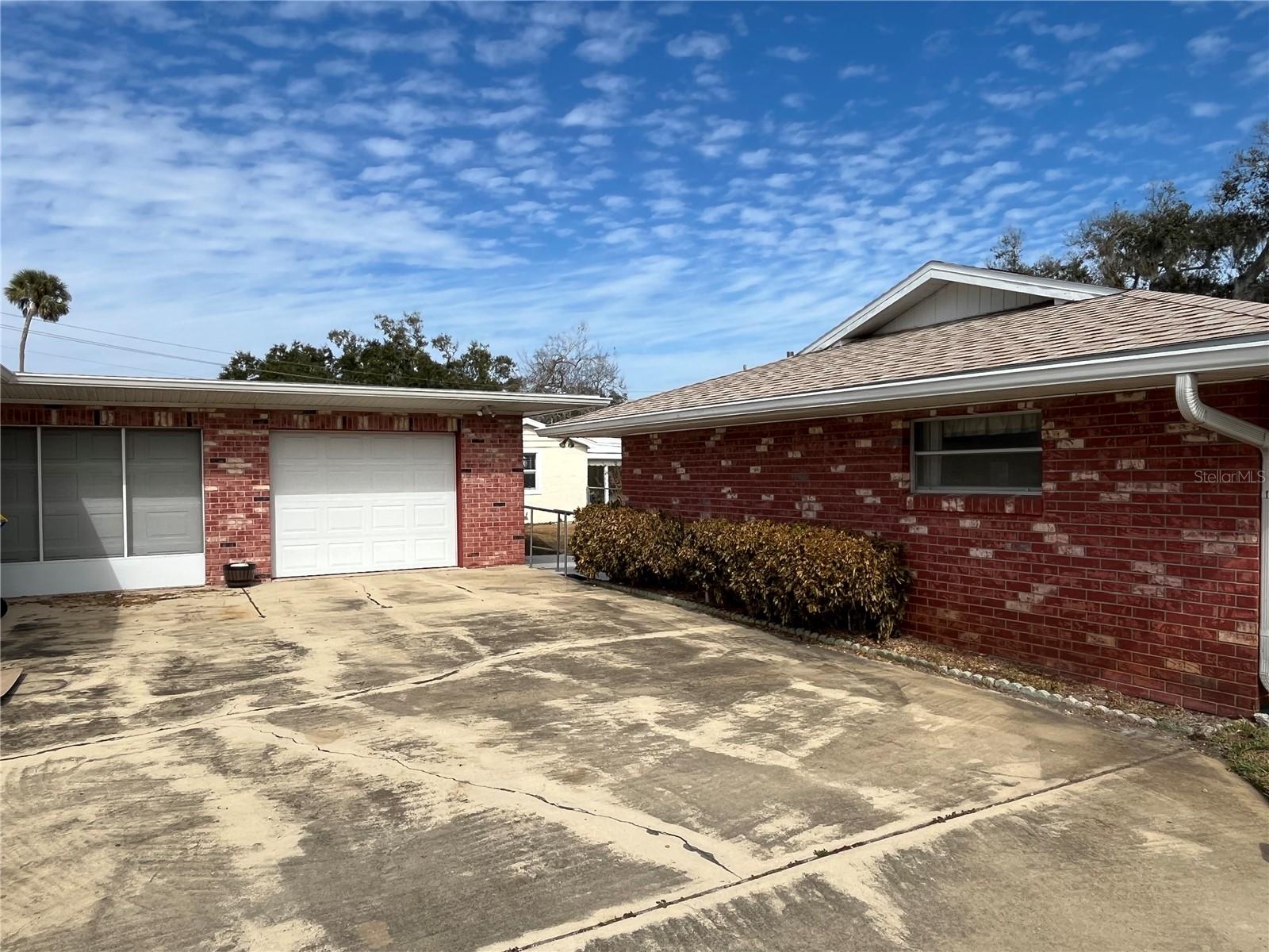 Image 4 of 9 For 2004 Riverside Drive