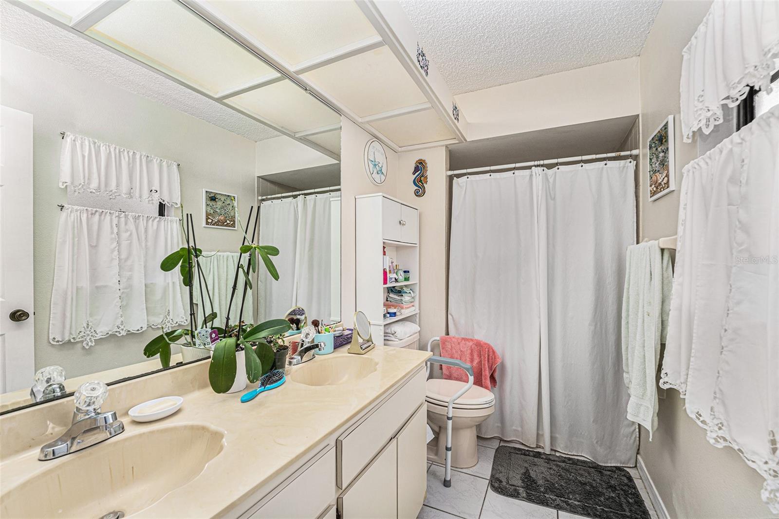 Image 21 of 34 For 10736 Laquinta Drive