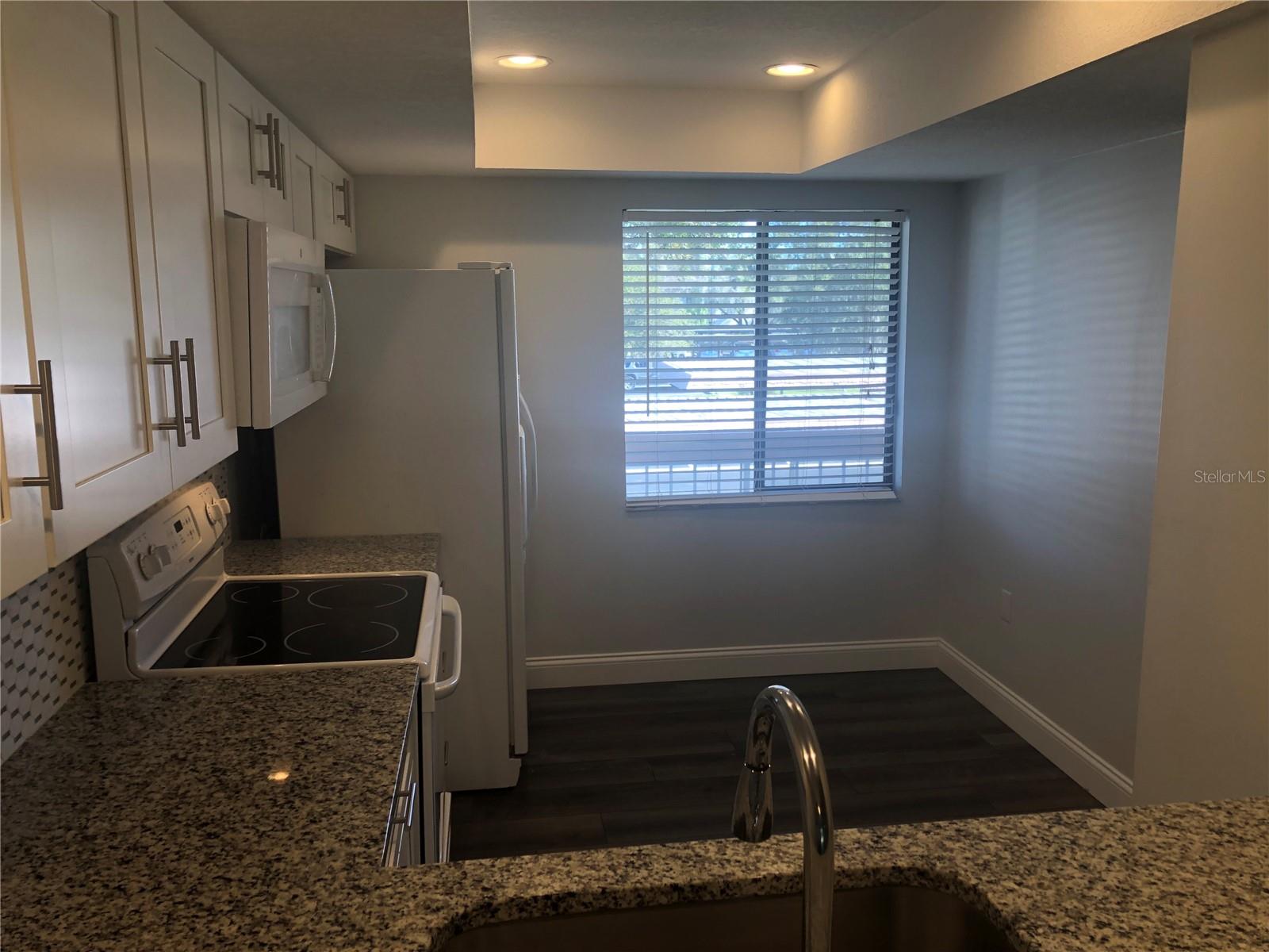 Image 3 of 15 For 122 Lakeview Way 122