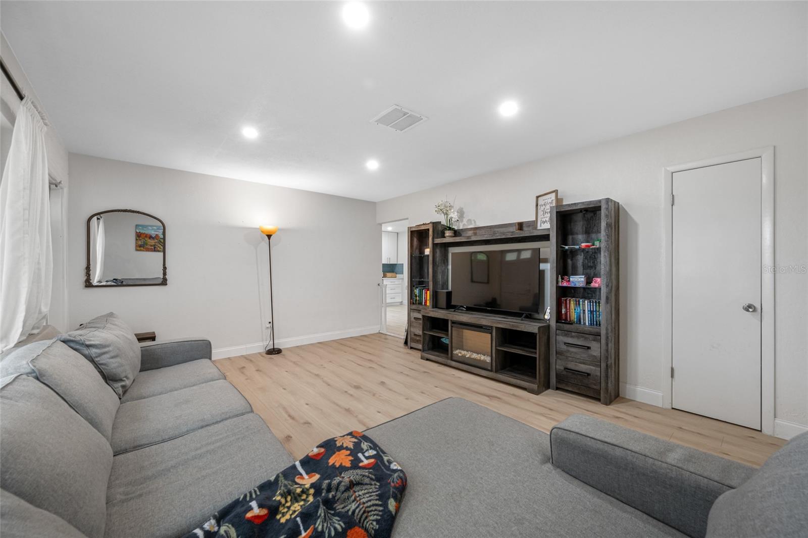 Image 5 of 51 For 1268 Robin Hood Lane