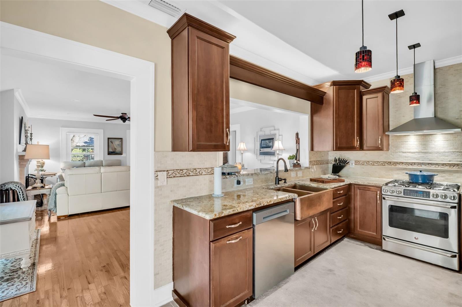 Listing photo id 12 for 903 Mcberry Street