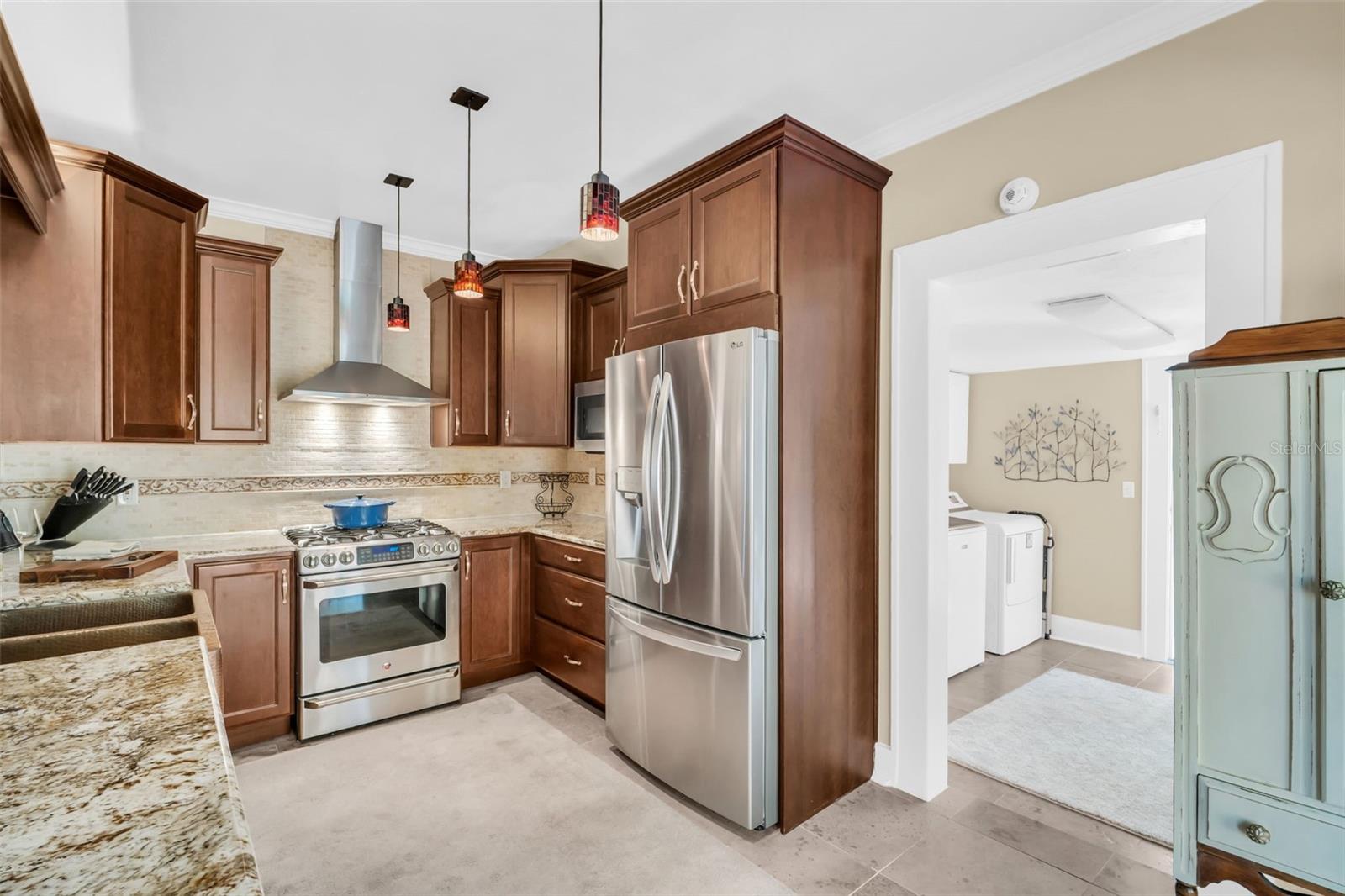 Listing photo id 13 for 903 Mcberry Street