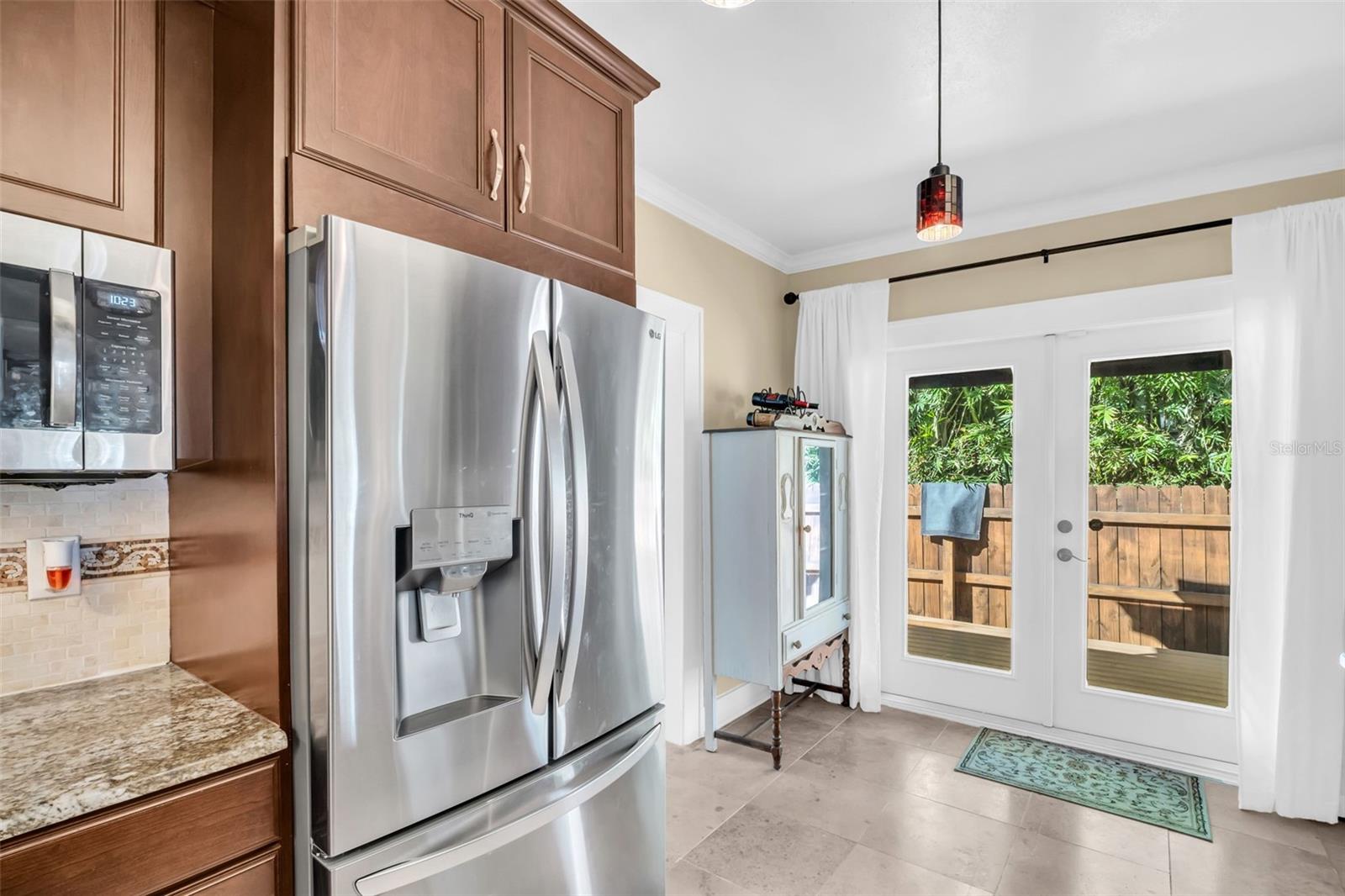 Listing photo id 14 for 903 Mcberry Street