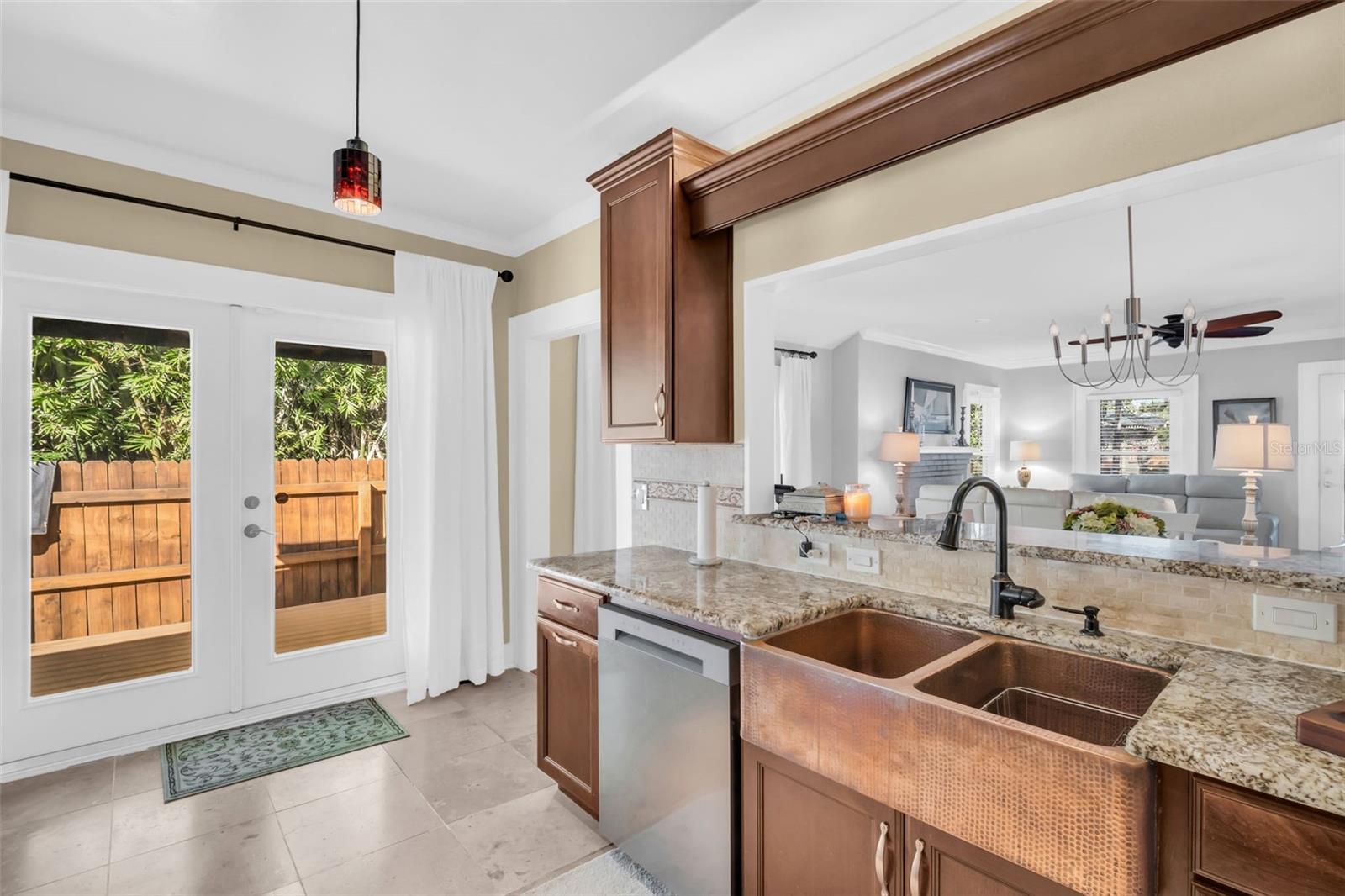 Listing photo id 15 for 903 Mcberry Street