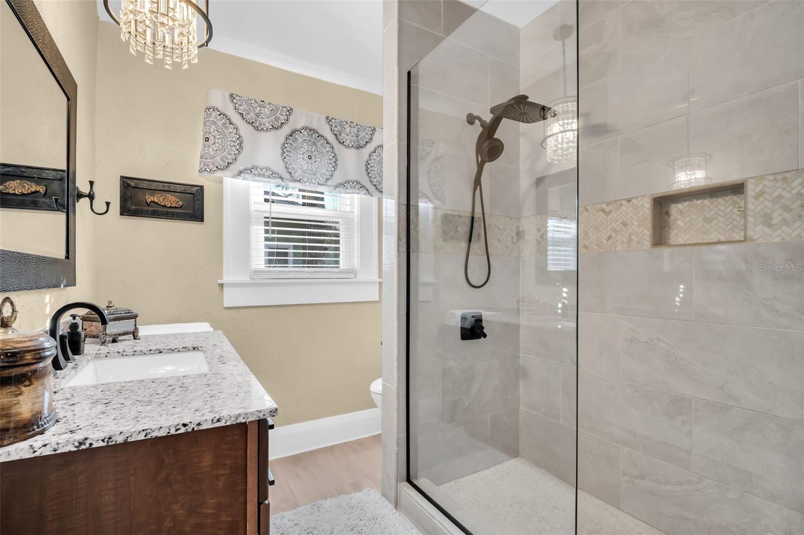 Listing photo id 18 for 903 Mcberry Street