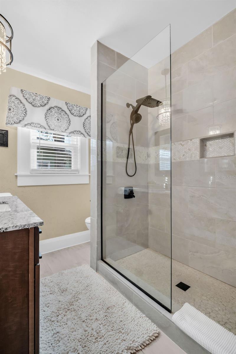 Listing photo id 19 for 903 Mcberry Street