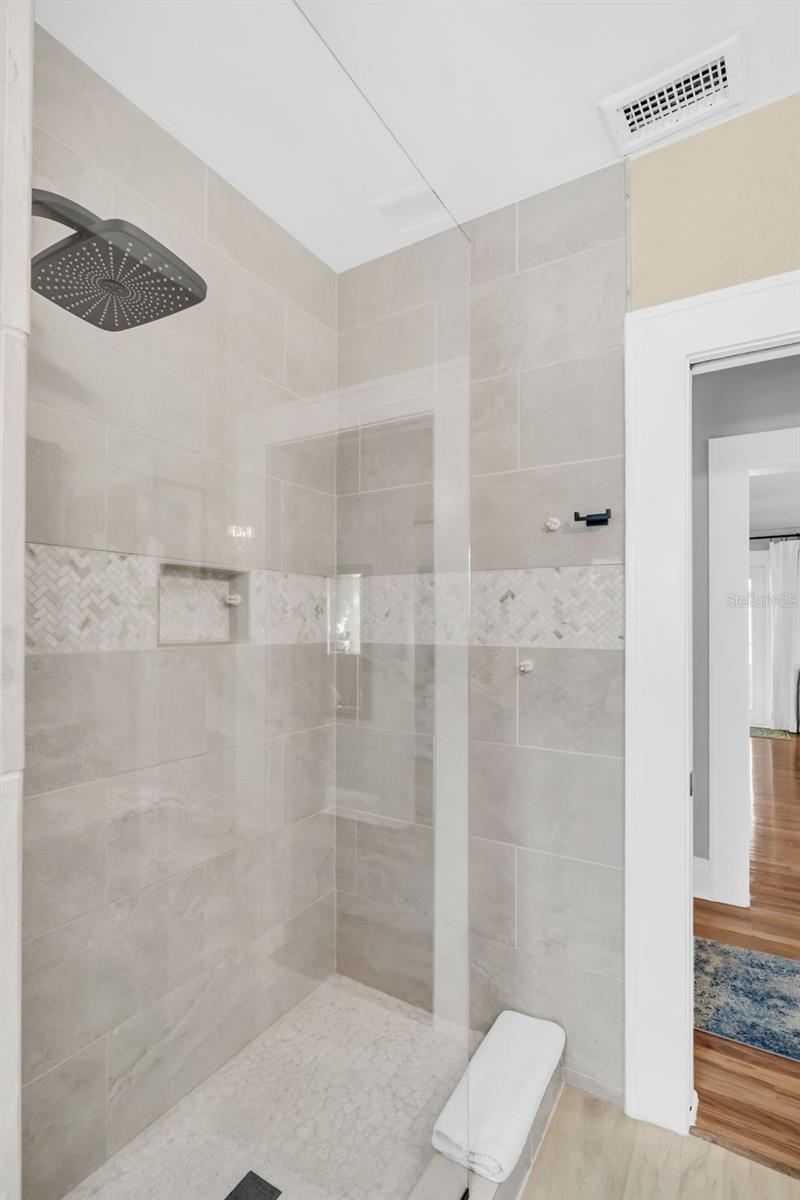 Listing photo id 21 for 903 Mcberry Street