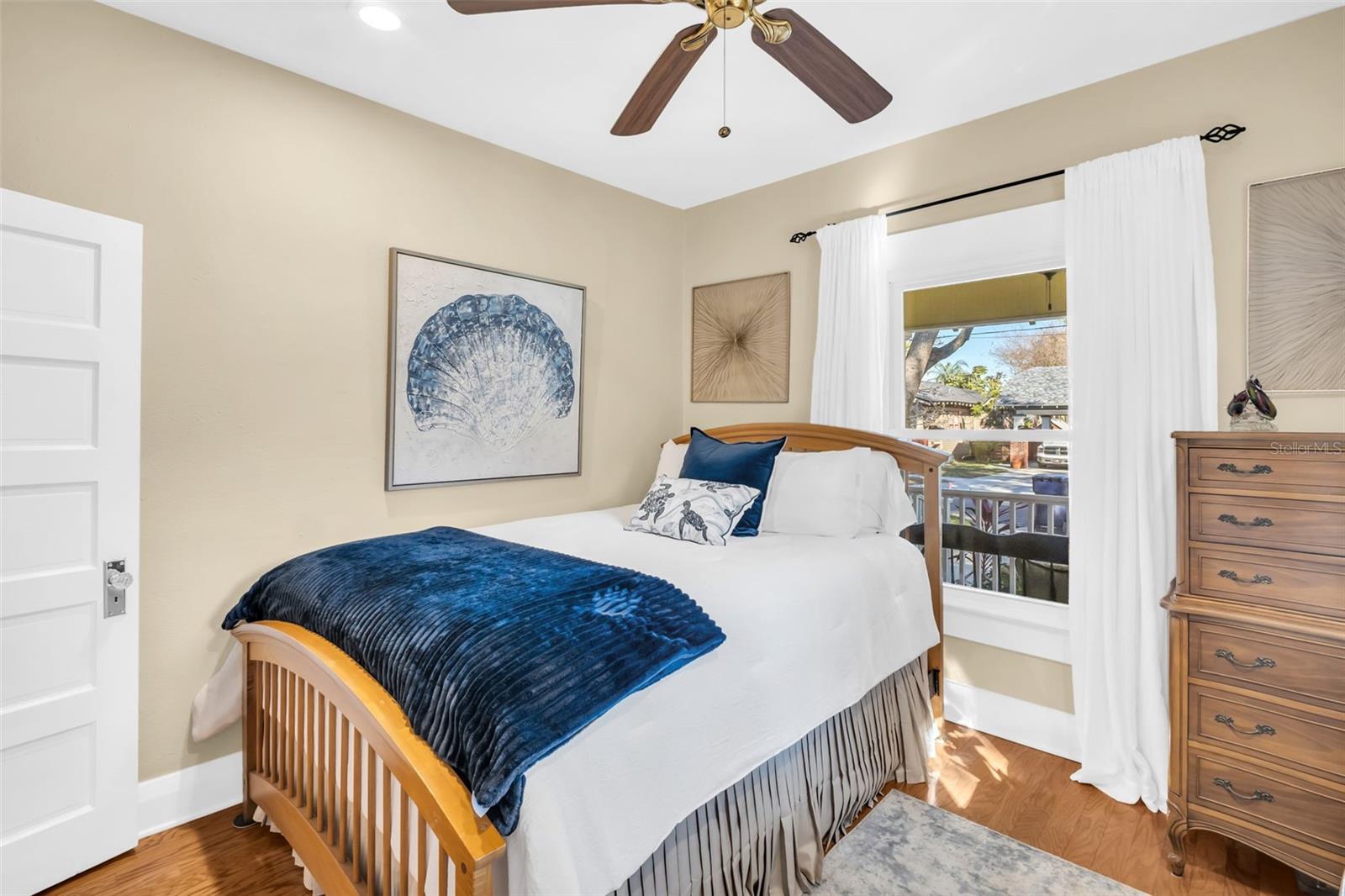 Listing photo id 32 for 903 Mcberry Street