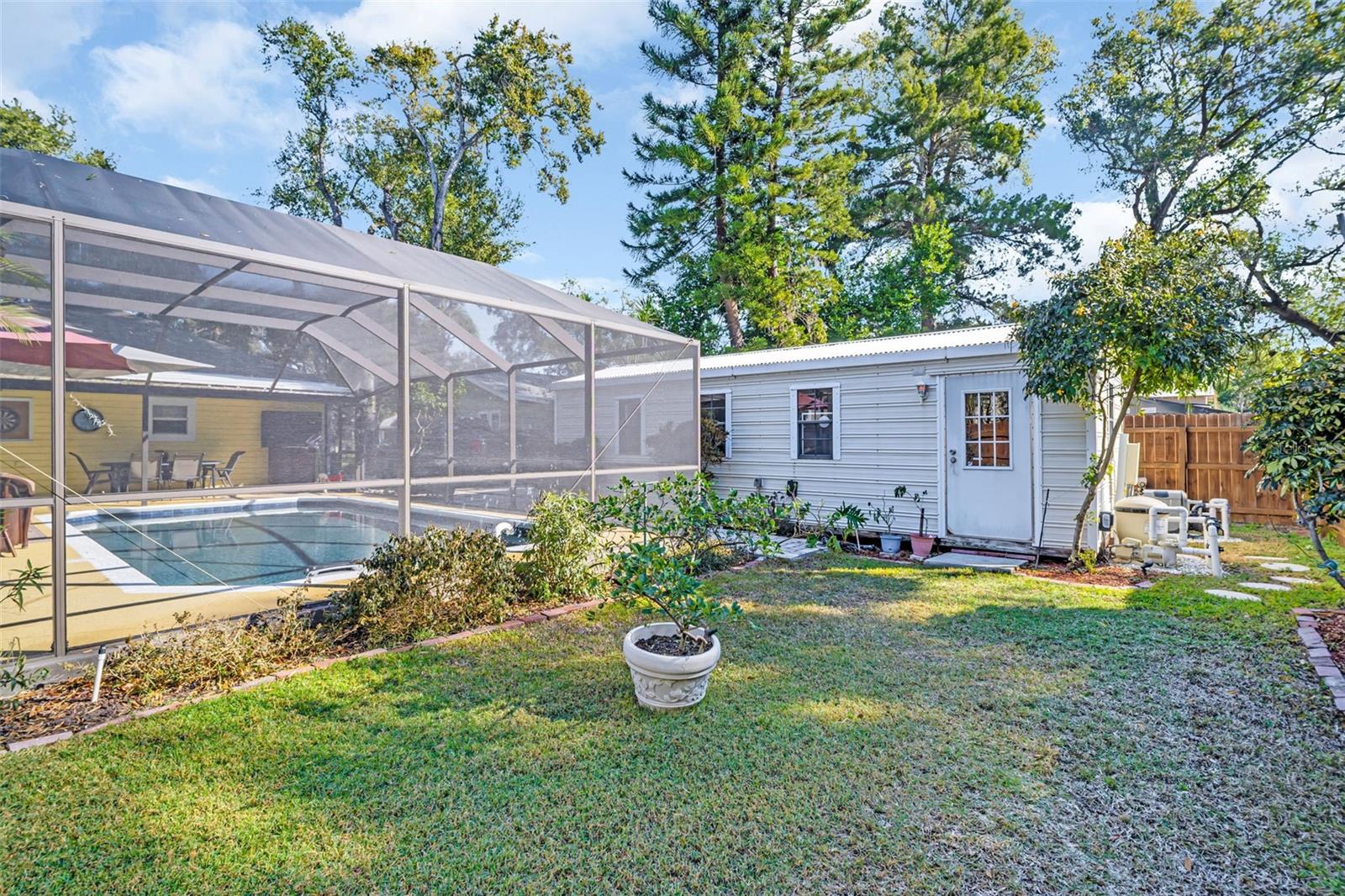 Listing photo id 35 for 903 Mcberry Street