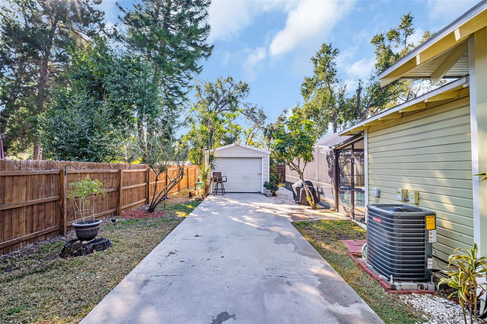 Listing photo id 40 for 903 Mcberry Street