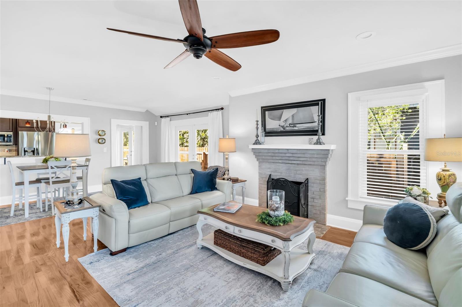 Listing photo id 3 for 903 Mcberry Street