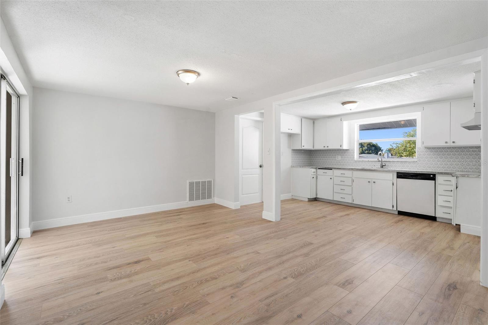 Image 12 of 33 For 10536 Laburnum Drive