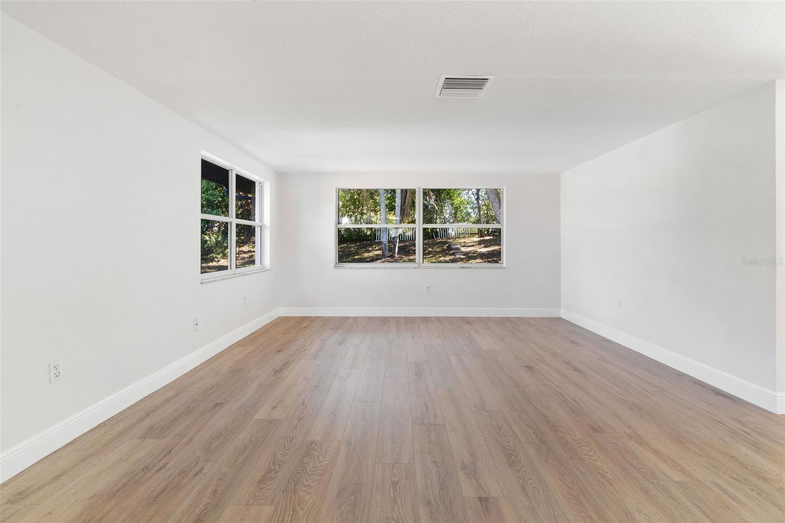 Image 7 of 33 For 10536 Laburnum Drive