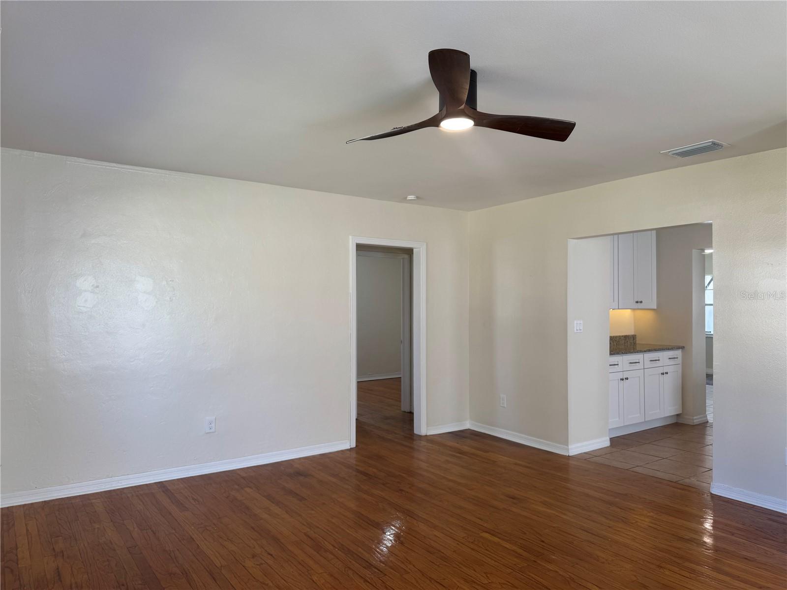 Image 7 of 39 For 804 Adalee Street