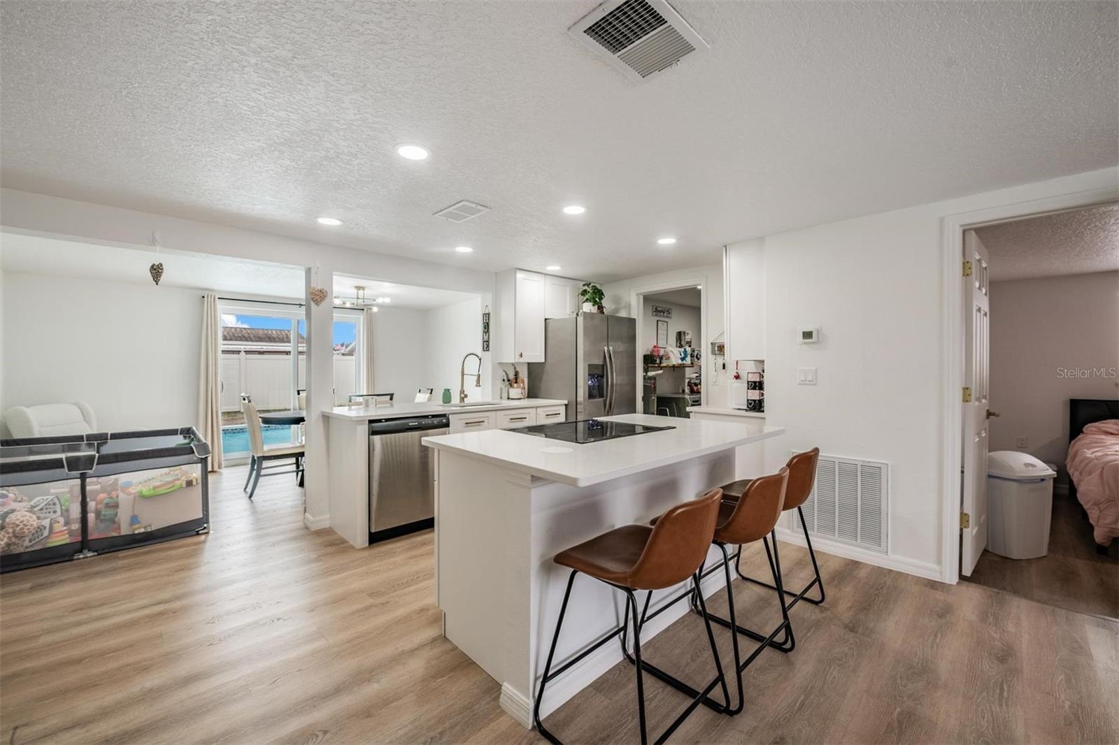 Listing photo id 8 for 7634 Judith Crescent