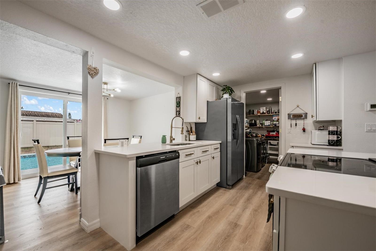 Listing photo id 9 for 7634 Judith Crescent