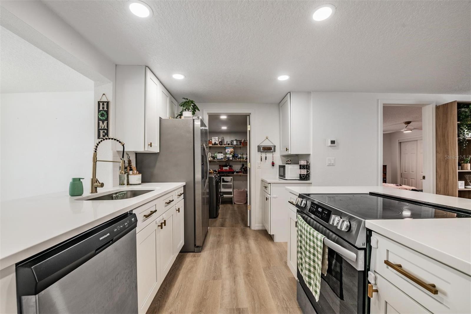 Listing photo id 10 for 7634 Judith Crescent