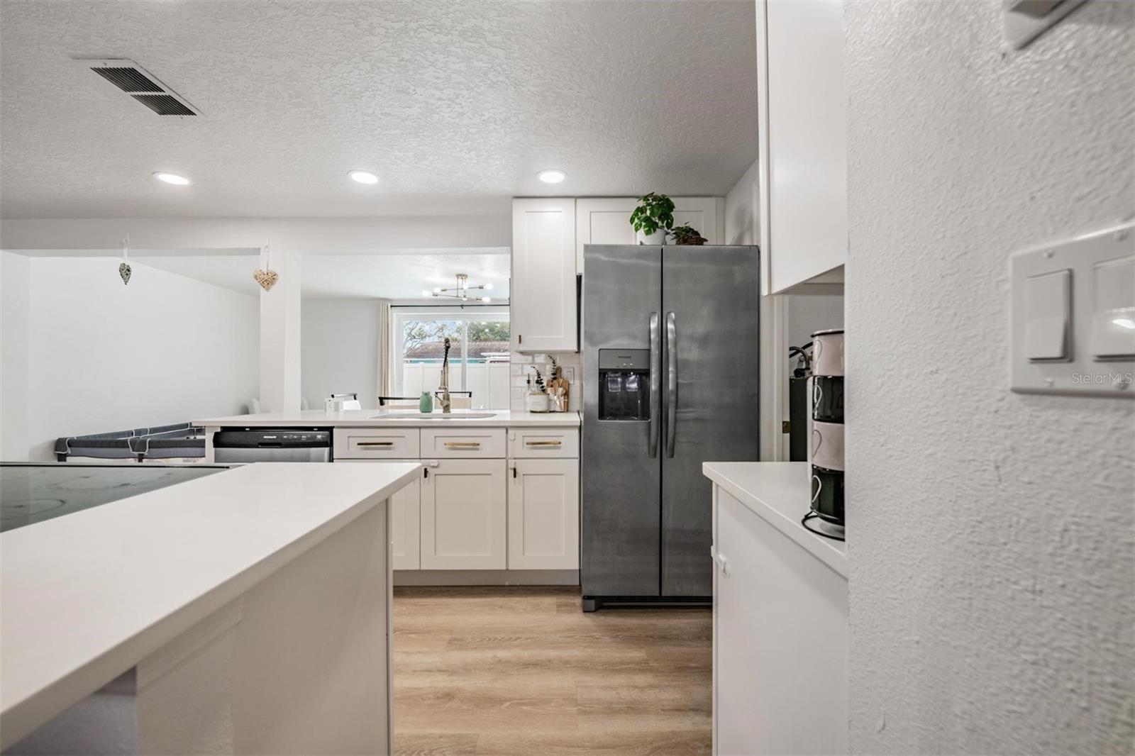 Listing photo id 12 for 7634 Judith Crescent