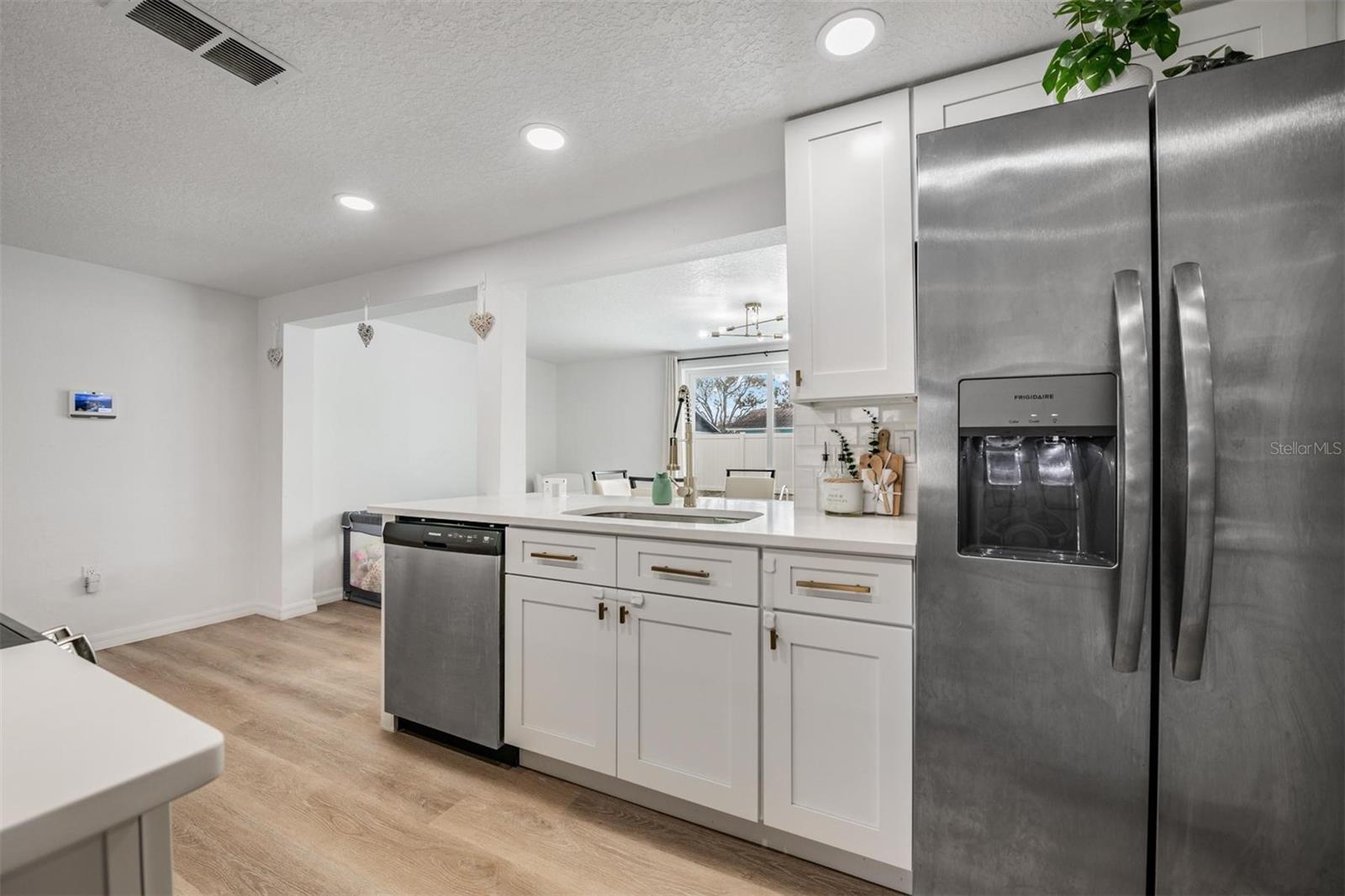 Listing photo id 13 for 7634 Judith Crescent