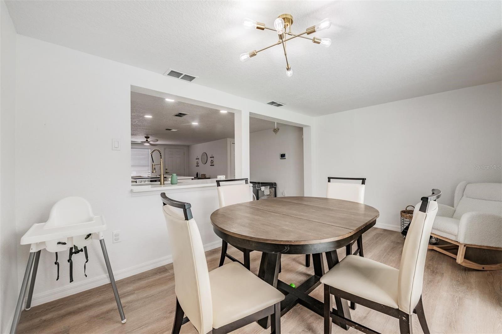 Listing photo id 14 for 7634 Judith Crescent