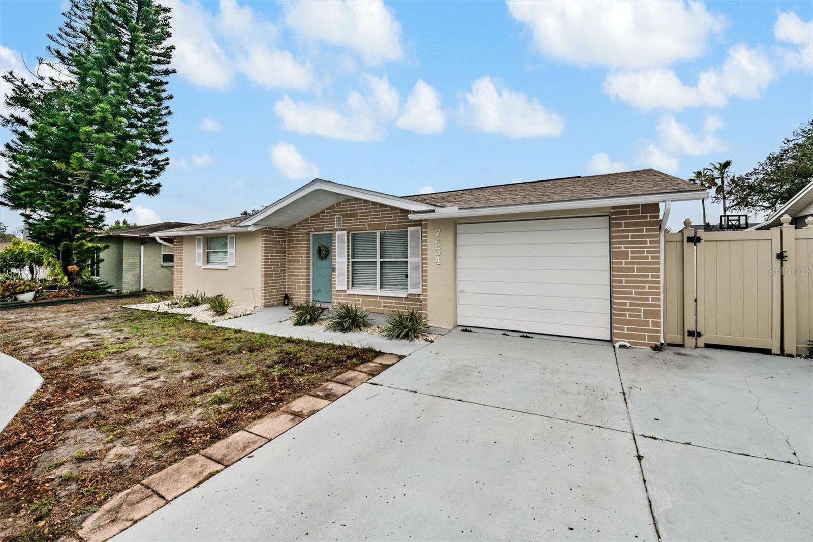 Listing photo id 0 for 7634 Judith Crescent